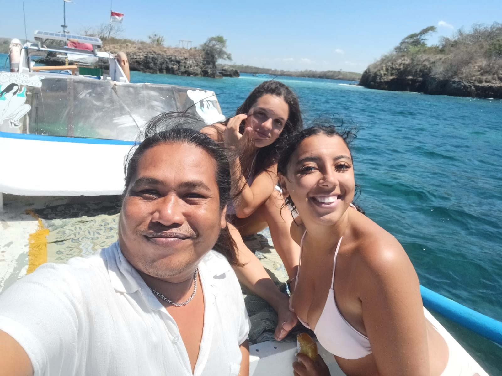 Diko, sopir pribadi dan pemandu wisata, bersama tamu dalam trip perahu di Lombok